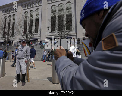 Eddy Stokes (R) nimmt ein Foto von Kevin Tracy, der als Baby Ruth, in Babe Ruth Plaza vor dem New York Yankees öffnung Tag MLB Spiel mit den Tampa Bay Rays im Yankee Stadium in New York City, 10. April 2017 bekleidet. Foto von Ray Stubblebine/UPI Stockfoto