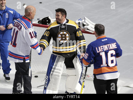 Pensionierten New York Rangers Mark Messier Skates auf der Eisbahn am Rockefeller Center mit der Stanley Cup, New York Islanders Pat LaFontaine und Boston Bruins Frank Brimsek am 13. April 2017 in New York City. Foto von John angelillo/UPI Stockfoto