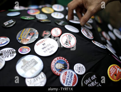 Ein Mann verkauft anti Trumpf, um Menschen, die in einer Steuer März Protest in New York City am 15. April 2017 teil. Die Demonstranten in den USA auf die Straße gingen, um zu verlangen, dass Präsident Trump seine Steuererklärungen der Öffentlichkeit zugänglich zu machen. Foto von John angelillo/UPI Stockfoto