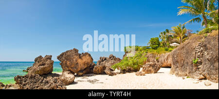 Panoramablick auf privaten, weißen Rocky tropischen Strand mit Sonnenschirm an einem sonnigen Tag geschliffen, Boracay Island, Philippinen Stockfoto