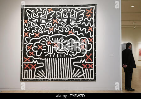 Untitled, ein Gemälde von Keith Haring, ist auf Anzeige an einem media Vorschau bei Sotheby's New York abend Auktionen von Impressionistischen und modernen Kunst (16. Mai) und Zeitgenössische Kunst (18. Mai) mit außergewöhnlichen und historisch wichtige Beispiele von Malerei und Skulptur des 20. und 21. Jahrhunderten bei Sotheby's in New York City am 5. Mai 2017. Foto von John angelillo/UPI Stockfoto