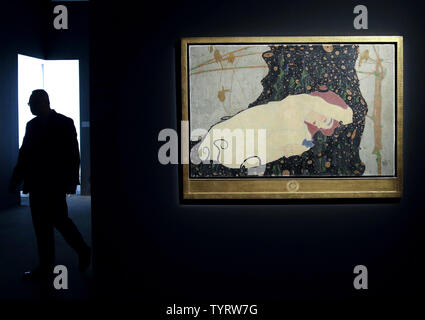 Ein Gemälde von Egon Schiele mit dem Titel 'Danae" ist auf dem Display zu einem Media Vorschau bei Sotheby's New York abend Auktionen von Impressionistischen und modernen Kunst (16. Mai) und Zeitgenössische Kunst (18. Mai) mit außergewöhnlichen und historisch wichtige Beispiele von Malerei und Skulptur des 20. und 21. Jahrhunderten bei Sotheby's in New York City am 5. Mai 2017. Foto von John angelillo/UPI Stockfoto