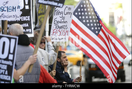 Anti Trump Zeichen sind als Menschen in einem Protest nach dem Feuern von F.B.I Direktor James Comey außerhalb von Trump Tower in New York City am 10. Mai 2017 teilnehmen. Präsident Trump am Dienstag gefeuert, der Direktor des F.B.I., James B. Comey, abrupt beenden der oberen Beamten, eine kriminelle Untersuchung in, ob Berater des Trumpf mit der russischen Regierung abgesprochen haben, das Ergebnis der Präsidentschaftswahlen 2016 zu lenken. Foto von John angelillo/UPI Stockfoto