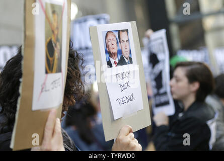 Anti Trump Zeichen sind als Menschen in einem Protest nach dem Feuern von F.B.I Direktor James Comey außerhalb von Trump Tower in New York City am 10. Mai 2017 teilnehmen. Präsident Trump am Dienstag gefeuert, der Direktor des F.B.I., James B. Comey, abrupt beenden der oberen Beamten, eine kriminelle Untersuchung in, ob Berater des Trumpf mit der russischen Regierung abgesprochen haben, das Ergebnis der Präsidentschaftswahlen 2016 zu lenken. Foto von John angelillo/UPI Stockfoto