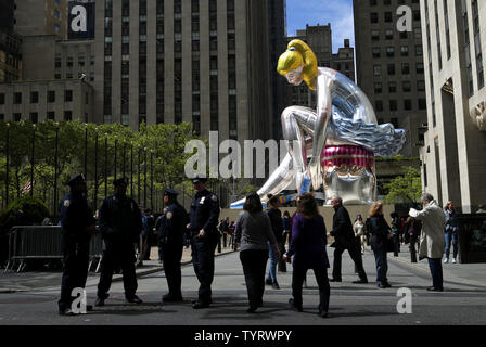 Ein öffentliches Kunstwerk des Künstlers Jeff Koons der Eated Ballerina' steht in Rockefeller Center am 15. Mai mit dem Titel, 2017 in New York City. Der aufblasbare Stück wird auf dem Display in Rockefeller Center von 12. Mai bis 2. Juni 2017. Foto von John angelillo/UPI Stockfoto