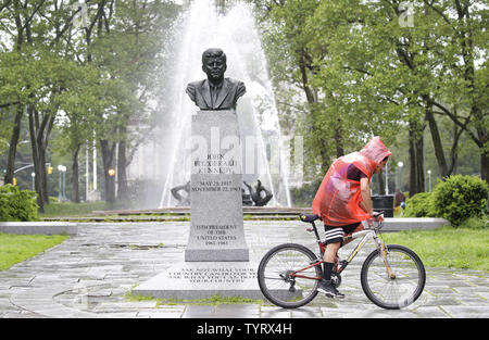 Ein Mann fährt mit dem Fahrrad vorbei an einem Denkmal für John F. Kennedy auf der 100. Jahrestag seiner Geburt im Grand Army Plaza Park am Memorial Day in New York City am 29. Mai 2017. Präsident John F. Kennedy wurde in Brookline, Massachusetts, am 29. Mai 1917 geboren, und 1960 wurde die jüngste Person, die jemals zum Präsidenten gewählt. Er wurde ermordet in Dallas am 22. November 1963. Foto von John angelillo/UPI Stockfoto