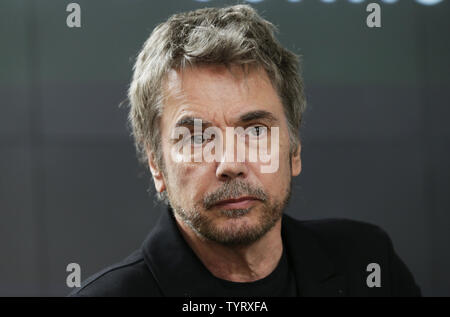 Musiker Jean-Michel Jarre sitzt auf der Bühne in einer Pressekonferenz die Gewinner des 2017 Stephen Hawking Medaille im Amerikanischen Museum für Naturgeschichte Rose Mitte für Erde und Weltraum am 5. Juni 2017 in New York City. Die renommierte Stephen Hawking Medaille würdigt die herausragenden Beiträge zur Wissenschaft Kommunikation und Sensibilisierung der Öffentlichkeit durch verschiedene Disziplinen wie Wissenschaft, Bildung, Musik, Kunst und Film. Zum ersten Mal wird die Medaille zu einem US-Wissenschaftler verliehen wird, Dr. Neil deGrasse Tyson. Foto von John angelillo/UPI Stockfoto