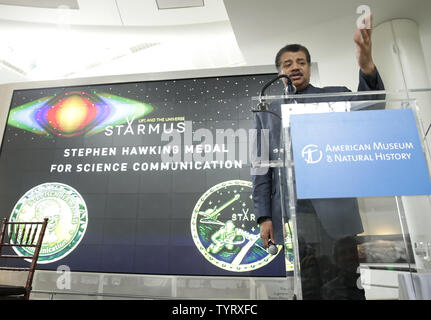 Wissenschaftler Dr. Neil deGrasse Tyson spricht auf einer Pressekonferenz die Gewinner des 2017 Stephen Hawking Medaille im Amerikanischen Museum für Naturgeschichte Rose Mitte für Erde und Weltraum am 5. Juni 2017 in New York City. Die renommierte Stephen Hawking Medaille würdigt die herausragenden Beiträge zur Wissenschaft Kommunikation und Sensibilisierung der Öffentlichkeit durch verschiedene Disziplinen wie Wissenschaft, Bildung, Musik, Kunst und Film. Zum ersten Mal wird die Medaille zu einem US-Wissenschaftler verliehen wird, Dr. Neil deGrasse Tyson. Foto von John angelillo/UPI Stockfoto