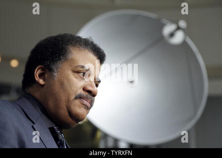 Wissenschaftler Dr. Neil deGrasse Tyson ist vor einer Pressekonferenz die Gewinner des 2017 Stephen Hawking Medaille im Amerikanischen Museum für Naturgeschichte Rose Mitte für Erde und Weltraum am 5. Juni 2017 in New York City interviewt. Die renommierte Stephen Hawking Medaille würdigt die herausragenden Beiträge zur Wissenschaft Kommunikation und Sensibilisierung der Öffentlichkeit durch verschiedene Disziplinen wie Wissenschaft, Bildung, Musik, Kunst und Film. Zum ersten Mal wird die Medaille zu einem US-Wissenschaftler verliehen wird, Dr. Neil deGrasse Tyson. Foto von John angelillo/UPI Stockfoto