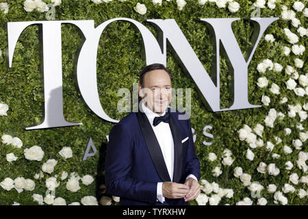 Kevin Spacey Eingang auf dem roten Teppich die 71. jährliche Tony Awards in der Radio City Music Hall am 11. Juni 2017 in New York City. Foto von John angelillo/UPI Stockfoto