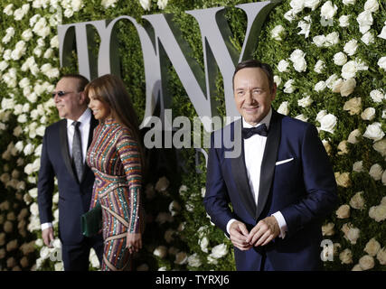 Kevin Spacey Eingang auf dem roten Teppich die 71. jährliche Tony Awards in der Radio City Music Hall am 11. Juni 2017 in New York City. Foto von John angelillo/UPI Stockfoto