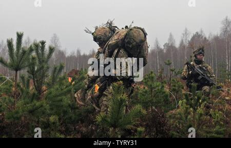 PABRADE, Litauen - ein Fallschirmjäger aus der Lage Unternehmen, 2.BATAILLON, 503Rd Infanterie Regiment, 173Rd Infantry Brigade Combat (Airborne), trägt eine "verletzte" Kameraden aus dem Schlachtfeld 07.11.24 Während der Übung Eisen Schwert 2016. Eisen Schwert ist eine internationale Ausbildung Übung mit 11 NATO-Staaten und rund 4.000 Soldaten. Die übung ist entworfen, um zu prüfen, die regionale Stabilität und Sicherheit zu fördern, während die Stärkung der Partnerschaft, und das Vertrauen und die Fähigkeit, gemeinsame Ausbildung zwischen Litauen, die USA und NATO-Staaten zu verbessern. Stockfoto