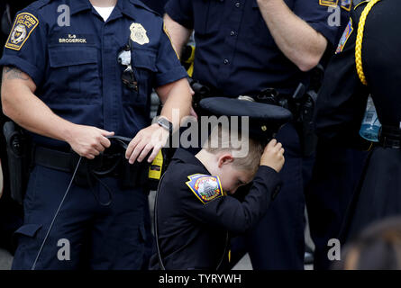 Ein Junge in der Uniform eines NYPD Polizisten gekleidet, hält seinen Hut bei der Beerdigung von Nypd officer Miosotis Familia bei World Changers Kirche in Fordham Höhen in New York am 11. Juli 2017 in New York City. NYPD officer Miosotis Familia erschossen wurde und beim Sitzen in Ihr Fahrzeug der Polizei in der vergangenen Woche getötet. Foto von John angelillo/UPI Stockfoto