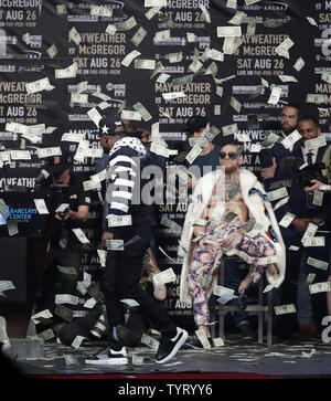 Fighter Floyd Mayweather Jr. (L) geht weg nach dem werfen Geld an Fighter Conor McGregor (R) auf der Bühne als sie Worte Exchange auf einer Tour Nachrichten Konferenz an Barclays Center am 13. Juli 2017 in New York City. Die beiden werden in einem Boxkampf in Las Vegas auf dem 26. August, 2017 kämpfen. Foto von Jason Szenes/UPI Stockfoto