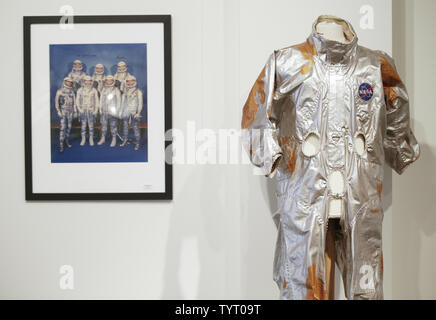 Ein Gemini G1 C Spacesuit thermische Coverlayer wartet bei Sotheby's Space Exploration Verkauf bei Sotheby's versteigert am 20 Juli, 2017 in New York City. Der Verkauf war mal mit dem heutigen Jahrestag des Apollo 11 Lunar Module Landung auf dem Mond übereinstimmen und mit Erinnerungsstücken aus den amerikanischen und sowjetischen Raum Programme einschließlich geflogen mission Artefakte und Hardware; Elemente aus der persönlichen Sammlungen von Astronauten und Kosmonauten; Raum Fotografie; und Engineering Modelle. Foto von John angelillo/UPI Stockfoto