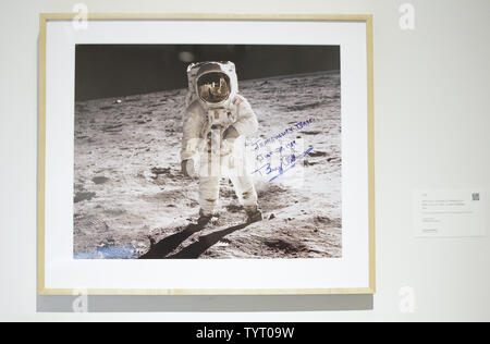 Apollo 11 unterzeichnet Buzz Aldrin" Aldrin Tranquility Base Mondlandung Tag' wartet bei Sotheby's Space Exploration Verkauf bei Sotheby's versteigert am 20 Juli, 2017 in New York City. Der Verkauf war mal mit dem heutigen Jahrestag des Apollo 11 Lunar Module Landung auf dem Mond übereinstimmen und mit Erinnerungsstücken aus den amerikanischen und sowjetischen Raum Programme einschließlich geflogen mission Artefakte und Hardware; Elemente aus der persönlichen Sammlungen von Astronauten und Kosmonauten; Raum Fotografie; und Engineering Modelle. Foto von John angelillo/UPI Stockfoto