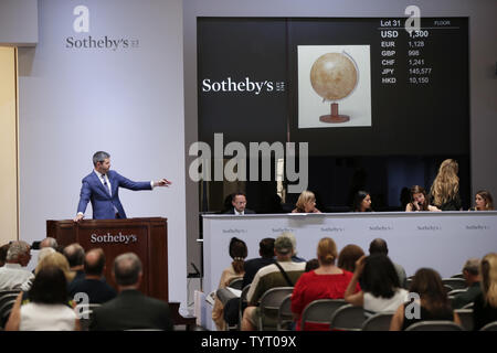 Gegenstände aus bei Sotheby's Space Exploration Verkauf bei Sotheby's versteigert am 20. Juli 2017 in New York City. Der Verkauf war mal mit dem heutigen Jahrestag des Apollo 11 Lunar Module Landung auf dem Mond übereinstimmen und mit Erinnerungsstücken aus den amerikanischen und sowjetischen Raum Programme einschließlich geflogen mission Artefakte und Hardware; Elemente aus der persönlichen Sammlungen von Astronauten und Kosmonauten; Raum Fotografie; und Engineering Modelle. Foto von John angelillo/UPI Stockfoto