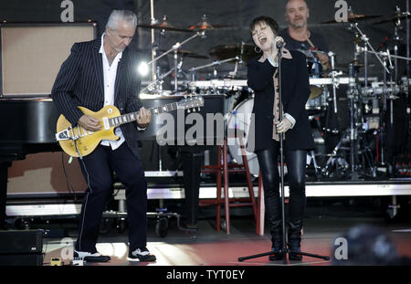 Pat Benatar und Neil Giraldo auf der 35. jährlichen QuickChek New Jersey Festival der Ballonfahrten in Verbindung mit PNC Bank an Solberg Flughafen in Readington, NJ am 29. Juli 2017 durchzuführen. Die Veranstaltung ist die größte Sommer Heißluftballon und Musik Festival in Nordamerika. Foto von John angelillo/UPI Stockfoto