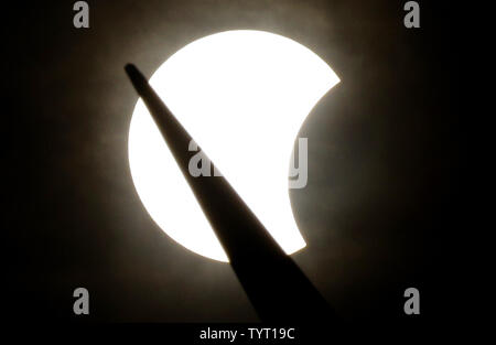 Eine partielle Sonnenfinsternis bewegt sich über den Himmel in der Nähe der Krone der Freiheitsstatue auf Liberty Island am 21. August 2017 in New York City. Heute ist die lange erwartete Sonnenfinsternis wird der Himmel von Oregon abgedunkelten in South Carolina wie der Mond zwischen Erde und Sonne. Das letzte Mal die aneinandergrenzenden Staaten der USA sah eine totale Sonnenfinsternis 1979 war, und der nächste wird nicht bis 2024. Foto von John angelillo/UPI Stockfoto