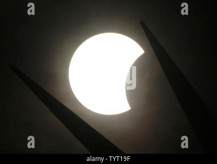 Eine partielle Sonnenfinsternis bewegt sich über den Himmel in der Nähe der Krone der Freiheitsstatue auf Liberty Island am 21. August 2017 in New York City. Heute ist die lange erwartete Sonnenfinsternis wird der Himmel von Oregon abgedunkelten in South Carolina wie der Mond zwischen Erde und Sonne. Das letzte Mal die aneinandergrenzenden Staaten der USA sah eine totale Sonnenfinsternis 1979 war, und der nächste wird nicht bis 2024. Foto von John angelillo/UPI Stockfoto
