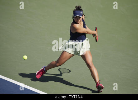 Nao Hibino von Japan bringt eine Kugel zu Catherine Bellis in Ihren 3 Sieg in der ersten Runde im Arthur Ashe Stadion an der 2017 US Open Tennis Championships am USTA Billie Jean King National Tennis Center in New York City am 29. August 2017. Foto von John angelillo/UPI Stockfoto