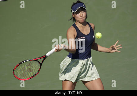 Nao Hibino von Japan bringt eine Kugel zu Catherine Bellis in Ihren 3 Sieg in der ersten Runde im Arthur Ashe Stadion an der 2017 US Open Tennis Championships am USTA Billie Jean King National Tennis Center in New York City am 30. August 2017. Foto von John angelillo/UPI Stockfoto