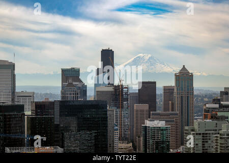 Blick auf die Innenstadt von Seattle mit Mt Rainier im Hintergrund Stockfoto