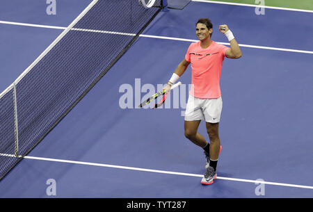 Rafael Nadal von Spanien feiert nach dem Match Point in seinem Match gegen Andrej Rublev von Russland im Viertelfinale an der 2017 US Open Tennis Championships am USTA Billie Jean King National Tennis Center in New York City am 6. September 2017. Nadal besiegte Rublev in geraden Sätzen zu den mens Halbfinale. Foto von John angelillo/UPI Stockfoto