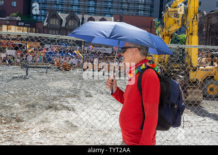 Stolz Teilnehmer von riesigen Menschenmengen sporting Regenbogen Farben Downtown Toronto lebendige und schöne erinnert mich daran, wie glücklich wir sind hier getrennt. Stockfoto