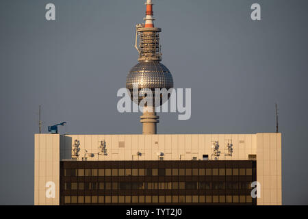 Berlin, Deutschland. 26 Juni, 2019. Der Fernsehturm kann abends Licht gesehen werden. Credit: Lisa Ducret/dpa/Alamy leben Nachrichten Stockfoto