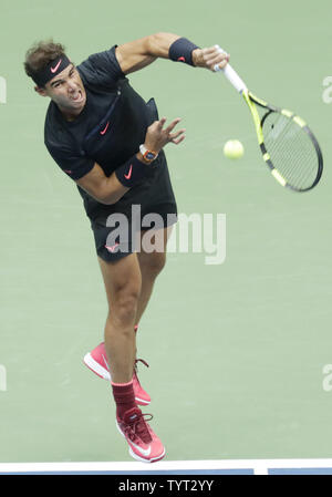 Rafael Nadal von Spanien dient der Kevin Anderson aus Südafrika in die erste Reihe der Männer-WM Finale Match bei den US Open Tennis Championships am USTA Billie Jean King National Tennis Center in New York City am 10. September 2017. Foto von Monika Graff/UPI Stockfoto