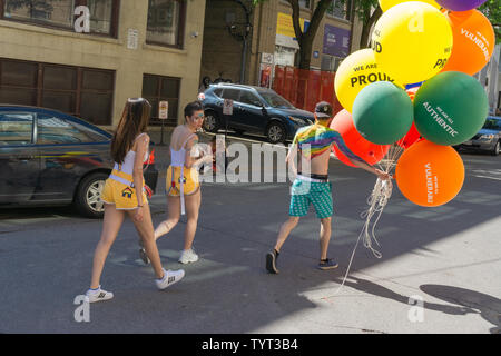 Die leistungsstarke Nachrichten bedruckte Luftballons bei Stolz, mit Menschen aus allen Gesellschaftsschichten mitschwingen Stockfoto