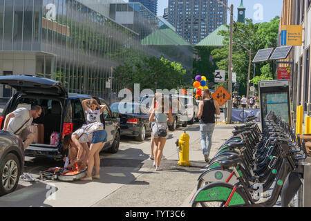 Stolz Teilnehmer von riesigen Menschenmengen sporting Regenbogen Farben Downtown Toronto lebendige und schöne erinnert mich daran, wie glücklich wir sind hier getrennt. Stockfoto