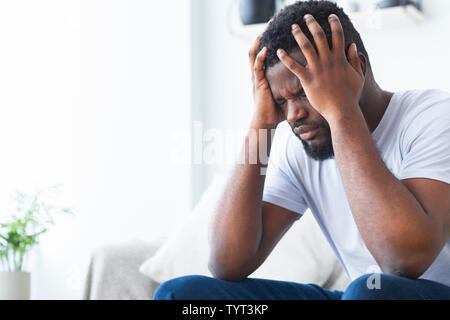 Lonely african american Guy schreckliche Kopfschmerzen leiden. Stockfoto