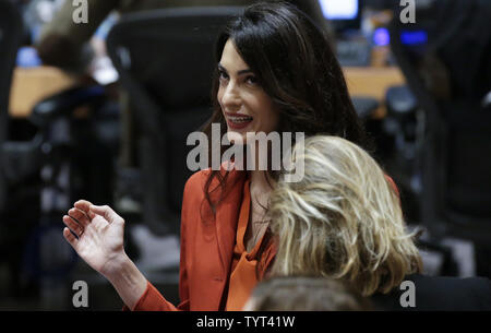 Anwältin für Menschenrechte Amal Clooney begrüßt die Teilnehmer vor Beginn des Sicherheitsrats der Vereinten Nationen Konferenz auf Bedrohungen des Weltfriedens und der internationalen Sicherheit auf dem 72 Allgemeine Aussprache bei der Generalversammlung der Vereinten Nationen am Sitz der Vereinten Nationen in der GA Hall in New York City am 21. September 2017. Foto von John angelillo/UPI Stockfoto