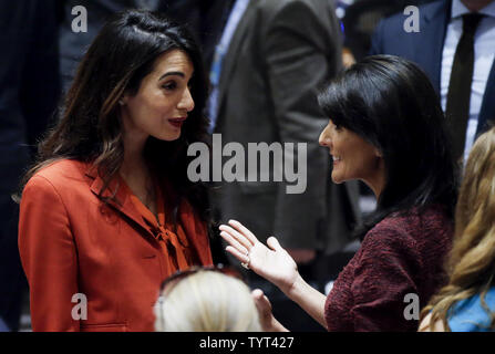 Anwältin für Menschenrechte Amal Clooney Austausch Wörter mit US-Botschafter bei den Vereinten Nationen Nikki Haley vor Beginn des Sicherheitsrats der Vereinten Nationen Konferenz auf Bedrohungen des Weltfriedens und der internationalen Sicherheit auf dem 72 Allgemeine Aussprache bei der Generalversammlung der Vereinten Nationen am Sitz der Vereinten Nationen in der GA Hall in New York City am 21. September 2017. Foto von John angelillo/UPI Stockfoto