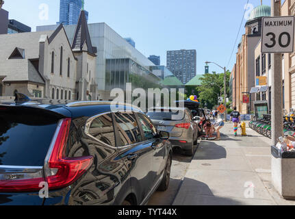 Stolz Teilnehmer von riesigen Menschenmengen sporting Regenbogen Farben Downtown Toronto lebendige und schöne erinnert mich daran, wie glücklich wir sind hier getrennt. Stockfoto