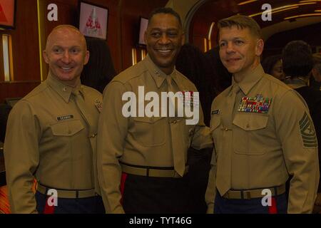 Major General Craig C. Crenshaw, Kommandierender General des US Marine Corps Logistik Befehl, steht zwischen Maj. Christopher M. Siekman, kommandierender Offizier der einziehenden Station Baton Rouge und Sgt. Maj. Shawn Corcoran, Sergeant Major der einziehenden Station Baton Rouge, wie sie für ein Foto während der Bayou Classic Willkommen Der Empfang Nov. 25, 2016 im West Bunker Club in der Mercedes-Benz Superdome, New Orleans, Louisiana darstellen. Stockfoto