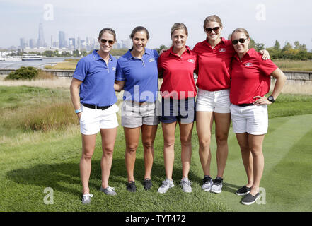 Kacey Bellamy, Megan Bozek, Gigi Marvin, Lee Stecklein und Alex Zimmermann von der USA Frauen Olympic Hockey Team stand mit One World Trade Center und die Manhattan Skyline im Hintergrund an der Praxis runde 2 Tage vor Beginn der Präsidenten Cup am 26. September 2017 im Liberty National Golf Club in Jersey City, New Jersey. Foto von John angelillo/UPI. Stockfoto