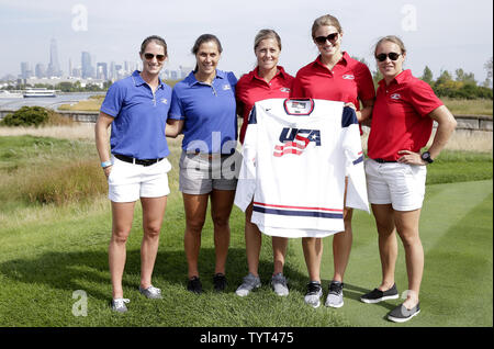 Kacey Bellamy, Megan Bozek, Gigi Marvin, Lee Stecklein und Alex Zimmermann von der USA Frauen Olympic Hockey Team stand mit One World Trade Center und die Manhattan Skyline im Hintergrund an der Praxis runde 2 Tage vor Beginn der Präsidenten Cup am 26. September 2017 im Liberty National Golf Club in Jersey City, New Jersey. Foto von John angelillo/UPI Stockfoto