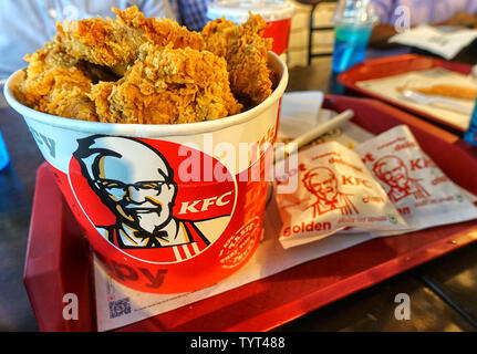 Juni 26, 2019 - Kolkata, West Bengal, Indien - KFC Eimer Huhn an einer Steckdose in City Centre Einkaufszentrum.. KFC, auch bekannt als Kentucky Fried Chicken ist eine US-amerikanische Fast-Food-Unternehmen, das leckere Chicken Elemente auf der ganzen Welt in verschiedenen Outlets bietet. (Bild: © Avishek Das/SOPA Bilder über ZUMA Draht) Stockfoto