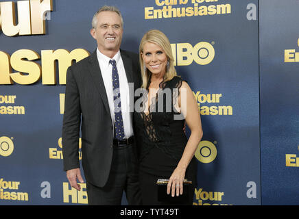 Cheryl Hines und Robert F. Kennedy, Jr. ankommen auf dem roten Teppich an der Jahreszeit Zügeln Sie Ihre Begeisterung" 9 Premiere in der SVA Theater am 27. September 2017 in New York City. Foto von John angelillo/UPI Stockfoto