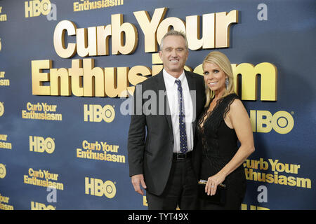 Cheryl Hines und Robert F. Kennedy, Jr. ankommen auf dem roten Teppich an der Jahreszeit Zügeln Sie Ihre Begeisterung" 9 Premiere in der SVA Theater am 27. September 2017 in New York City. Foto von John angelillo/UPI Stockfoto