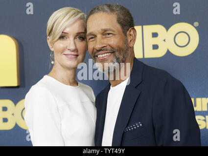 Bryant Gumbel und Hilary Quinlan ankommen auf dem roten Teppich an der Jahreszeit Zügeln Sie Ihre Begeisterung" 9 Premiere in der SVA Theater am 27. September 2017 in New York City. Foto von John angelillo/UPI Stockfoto