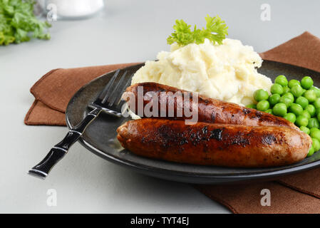 Chorizo Würstchen mit Kartoffelbrei und Erbsen Stockfoto