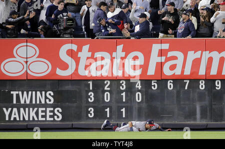 Minnesota Twins linken Feldspieler Eddie Rosario hits den Boden als Ventilator Bommeln eines zwei-run Home Run von New York Yankees Teig Aaron Richter im vierten Inning des MLB Playoffs American League Wild Card Game 2017 Hit im Yankee Stadium in New York City am 3. Oktober 2017. Der Gewinner Fortschritte die Cleveland Indians in der ALDS zu spielen. Foto von Ray Stubblebine/UPI Stockfoto