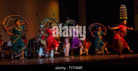 TRINCOMALEE, Sri Lanka (Nov. 25, 2016) Sri Lankan Navy performing arts Matrosen durchführen, kulturelle Tänze für US-Marines während ein Theater Sicherheit Zusammenarbeit Engagement in Sri Lanka Naval Base, Trincomalee, Nov. 25, 2016. Die Veranstaltung war eine Gelegenheit für die Marines einige von Sri Lanka's Kultur und einzigartigen Traditionen zu erleben. Die 11 Marine Expeditionary Unit, Teil der Makin Island amphibischen bereit, Gruppe, arbeitet im Bereich der US-7 Flotte der Verantwortung für Sicherheit und Stabilität in der Indo-Asia-Pazifik-Region. Stockfoto