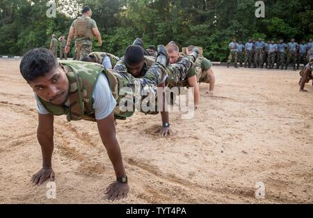 TRINCOMALEE, Sri Lanka (Nov. 25, 2016) USA und eine Sri Lankan Marines Ausführen einer Gruppe pushup während ein Theater Sicherheit Zusammenarbeit Engagement in Sri Lanka Naval Base, Trincomalee, Nov. 25, 2016. Während die körperliche Ausbildung, USA und Sri Lanka Marines ihre Truppen und ausgebildet an der Seite integriert. Die 11 Marine Expeditionary Unit, Teil der Makin Island amphibischen bereit, Gruppe, arbeitet im Bereich der US-7 Flotte der Verantwortung für Sicherheit und Stabilität in der Indo-Asia-Pazifik-Region. Stockfoto