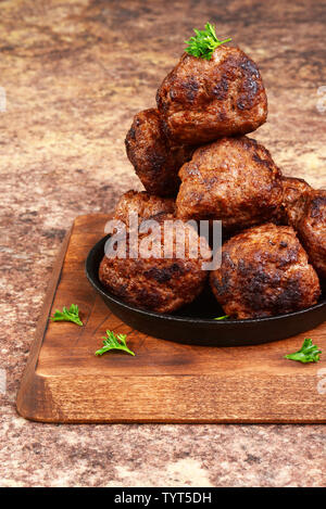 Closeup Fleischbällchen in Gusseisen Skillet Stockfoto