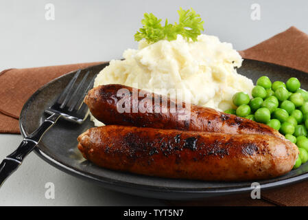 Nahaufnahme von Chorizo Würstchen mit Kartoffelbrei und Erbsen Stockfoto